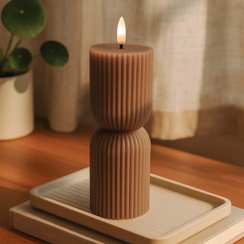 Bougie sablier LED 23cm, effet flamme, marron - Ø7,5cm, télécommande, minuterie, vraie cire