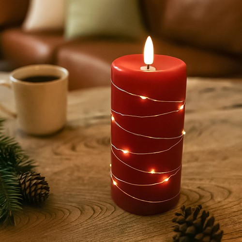 Bougie LED avec guirlande lumineuse, 15cm de haut, effet flamme - Ø7,5cm, fonctionne avec télécommande, véritable cire, rouge