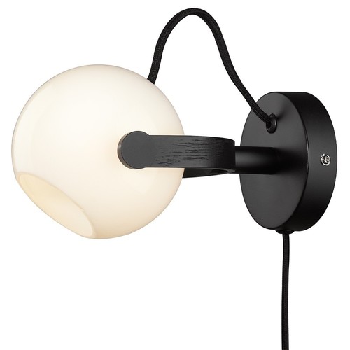 Outlet: Halo Design - D.C Vägglampa Ø12 G9, Opal med eksvart